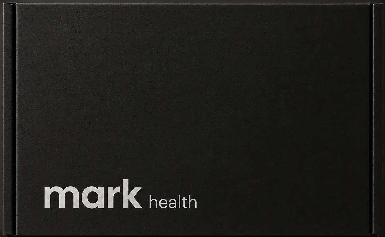Mark Health Testkit — schwarzer Versandkarton mit Prägung