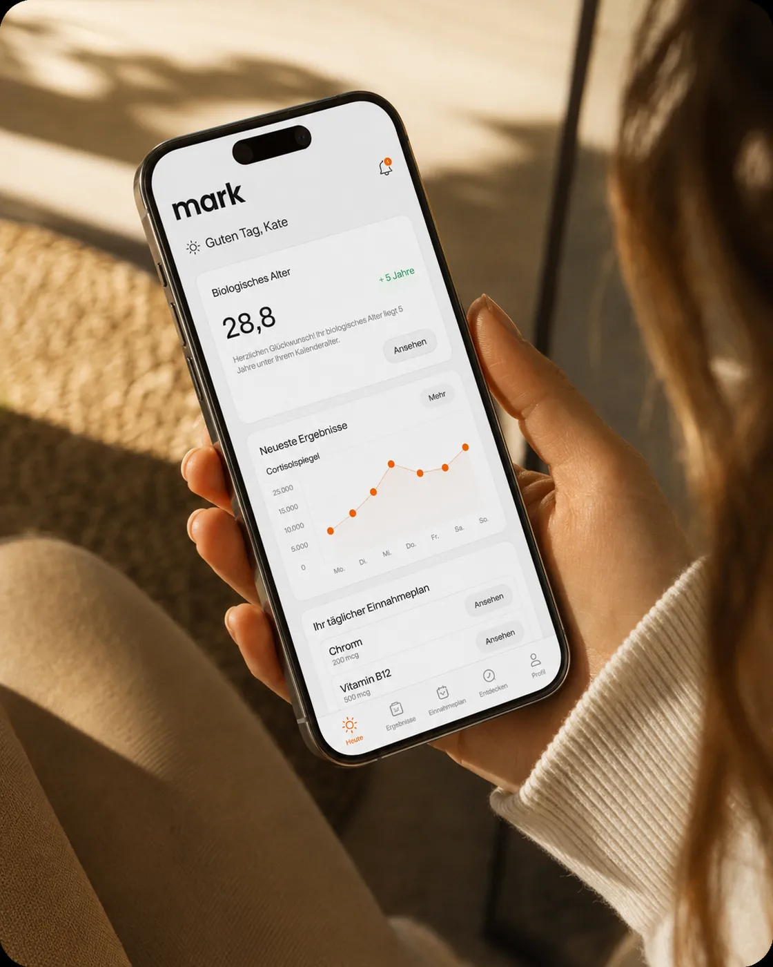 Hand hält ein Smartphone mit Laborergebnissen in der Mark Health App